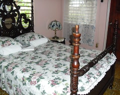 Bed & Breakfast Alberta Place (Kingston, Jamaica)