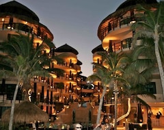 El Taj Oceanfront & Beachside Condo Hotel (Playa del Carmen, México)