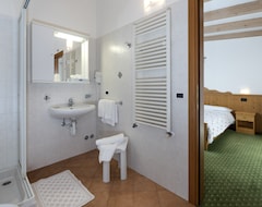 Khách sạn Holiday (Vigo di Fassa, Ý)