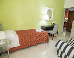 Bed & Breakfast Sant'Antonio Garden Rooms Apartments (Nicolosi, Ý)