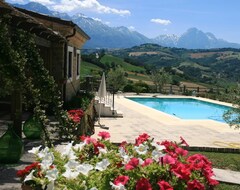 Toàn bộ căn nhà/căn hộ Absolutely Beautiful 5 Star Historic Farmhouse, Stunning Pool- Unbelievable View (Castiglione Messer Raimondo, Ý)