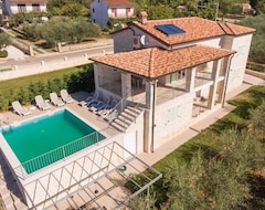 Toàn bộ căn nhà/căn hộ Modern Holiday Homes With Their Own Pool And Views Over Nature To The Sea. (Kaštelir-Labinci, Croatia)