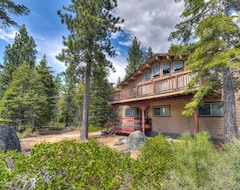 Hele huset/lejligheden Pet Friendly Tahoe Treehouse, Smart Tv, Poker Table, Pinball, 15 Min To Heavenly (South Lake Tahoe, USA)