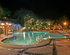 Hotel Canyon Woods Resort Club (Laurel, Filipini)