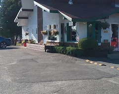 Motel Les Pins (Granby, Canada)