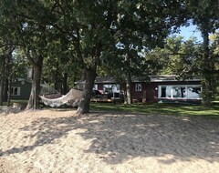Entire House / Apartment Sandy Beach, Pontoon Included W/ Summer Rates! Magnolia Inspired Renovated Home. (Perham, USA)