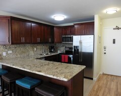 Better Than A Hotel! 1 Bedroom, Full Kitchen, Secure Building Parking Included (Honolulu, USA)