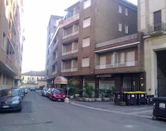 Otel Domus (Alessandria, İtalya)