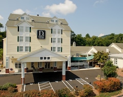 D. Hotel Suites & Spa (Holyoke, USA)