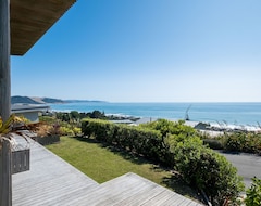 Entire House / Apartment Bach Or Holiday Home, 1 Bedrooms, 2 Bathrooms, (Central Hawke's Bay, New Zealand)