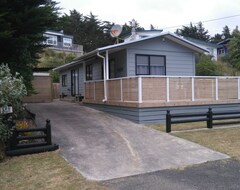 Entire House / Apartment Renovated, warm, 2 bedroom bach in quiet location (Levin, New Zealand)