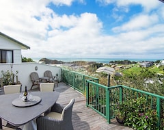 Toàn bộ căn nhà/căn hộ Castlepoint - Private Family Beach Home With Stunning Views Capturing The Sun (Castlepoint, New Zealand)