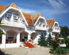 Khách sạn Hotel Pension Ovari (Bük, Hungary)