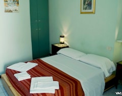 Otel Casa al Pantheon furnished with great care, this home offers a spectacular view of the Pantheon (Roma, İtalya)