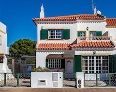Toàn bộ căn nhà/căn hộ Lovely 4 Bed House With Pool, Walking Distance To Beach (Monte Gordo, Bồ Đào Nha)