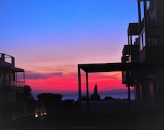 Toàn bộ căn nhà/căn hộ Diamond Loutraki Beach House: Magnificent view of the sunset in the bay (Loutraki, Hy Lạp)