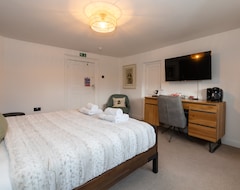 Riize - Central Refurbished Self Check-in 5 Room Hotel (Worcester, United Kingdom)