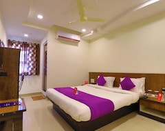 OYO 9591 Hotel Neel Kamal (Ahmedabad, Hindistan)