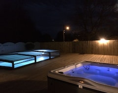 Hele huset/lejligheden Near soulac / sea House sleeps 8 with heated indoor pool, jacuzzi (Vendays-Montalivet, Frankrig)