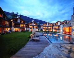 Hotelli Post Alpina - Family Mountain Chalets (Innichen, Italia)