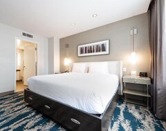 Hotel Shop ‘til You Drop On The Magnificent Mile Just Steps Away! Pet-friendly (Chicago, USA)