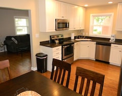 Entire House / Apartment New - Convenient, Comfortable, Cute & Close To Everything (Louisville, USA)