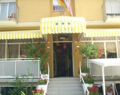 Khách sạn Hotel Giumer (Rimini, Ý)
