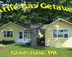 Entire House / Apartment Little Bay Getaway Cottage On Beautiful Lake Michigan (Gladstone, USA)
