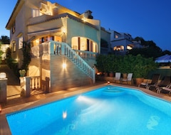 Koko talo/asunto Family Holiday Villa With Private Pool In Front The Sea In Alcudia, Aucanada (Alcudia, Espanja)
