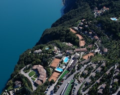 Khách sạn Hotel Village Bazzanega (Tremosine, Ý)