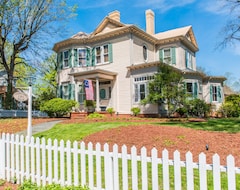 Charles Bass House Bed & Breakfast (South Boston, USA)