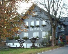 Otel Zum Rennsteig (Sachsenbrunn, Almanya)