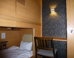 Bed & Breakfast Business Cabin & Capsule Palms Tenmonkan (Kagoshima, Nhật Bản)