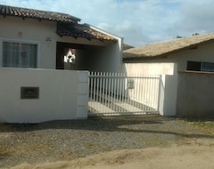 Tüm Ev/Apart Daire House 2.6 Km From The Beach Of Enseada (São Francisco do Sul, Brezilya)