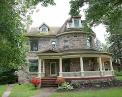 Bed & Breakfast Bellas Castle (Morden, Canadá)