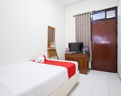 Khách sạn RedDoorz near Tugu Pahlawan Surabaya (Surabaya, Indonesia)