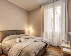Khách sạn Casa al Pantheon furnished with great care, this home offers a spectacular view of the Pantheon (Rome, Ý)