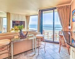 Căn hộ có phục vụ Oceanfront, Newly Renovated One Bedroom Suite, Kitchen/Living Area/Sofa Bed (Wrightsville Beach, Hoa Kỳ)