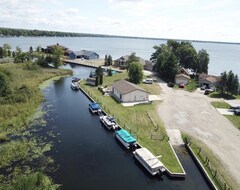 Entire House / Apartment Waterfront Home With Game Room, Boat Slip And Private Boat Launch (Houghton Lake, USA)