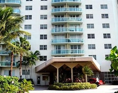 Hotel Ocean Reserve Luxury Condos Across From Sunny Isles Beach (Miami Beach, Sjedinjene Američke Države)
