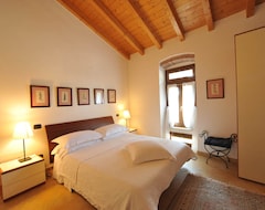 Hotel An attractive residence on the Verona side of Lake Garda. (Caprino Veronese, Italy)