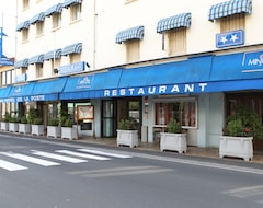 Hotel Les Portes Du Cantal (Massiac, France)