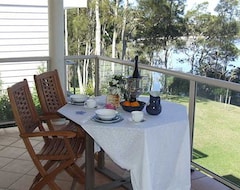 Toàn bộ căn nhà/căn hộ Danalene, 44a Danalene Pde - stunning waterfront property with Air Con, WI-FI, Double Lock Up Garage & Boat Parking (Corlette, Úc)