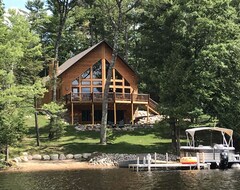 Toàn bộ căn nhà/căn hộ Gorgeous Lakefront Lodge W/ Furnished Deck, Firepit, Dock & Boat (Eagle River, Hoa Kỳ)