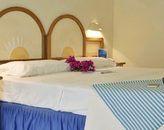 Khách sạn Club Esse Posada Beach Resort (Palau, Ý)