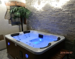 Hele huset/lejligheden Gite For 6 To 8 People, All Renovated With Jacuzzi, 20 Minutes From Puy Du Fou (Mauléon, Frankrig)