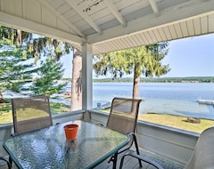 Toàn bộ căn nhà/căn hộ Petoskey Waterfront Cottage With Deck And Grill! (Petoskey, Hoa Kỳ)