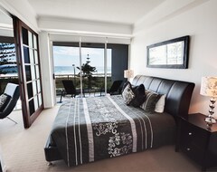 Hotel Reflection on the Sea (Coolangatta, Australia)