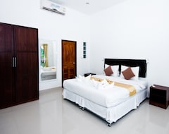 Hotelli Nadivana Serviced Apartments (Noppharat Thara Beach, Thaimaa)