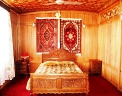 Hotel Howrah Houseboat (Srinagar, India)